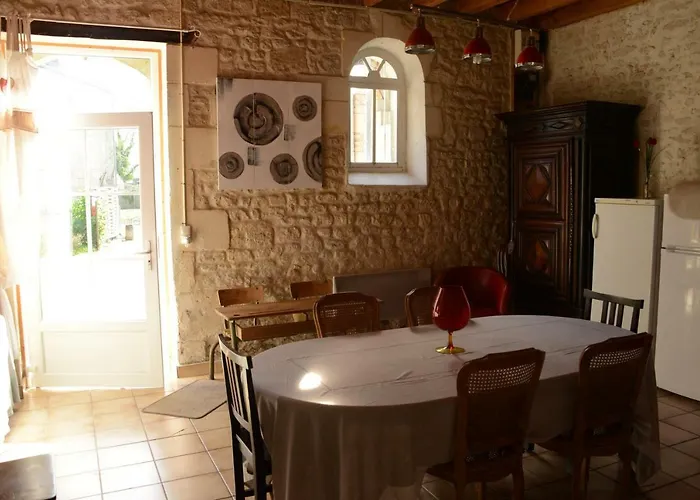 Les Demeures De La Laigne Bed & Breakfast