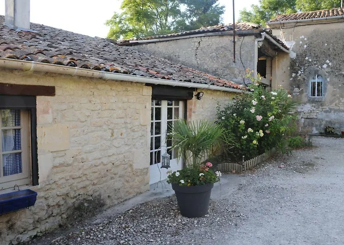 Les Demeures De La Laigne Bed & Breakfast 4*